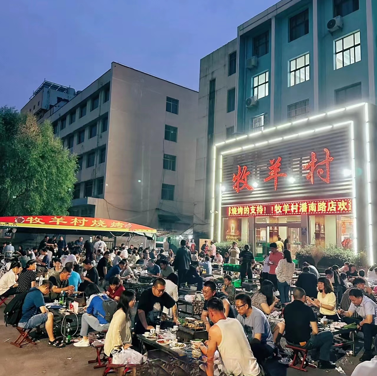 01实践小组在烧烤店感受当地烧烤文化.jpg